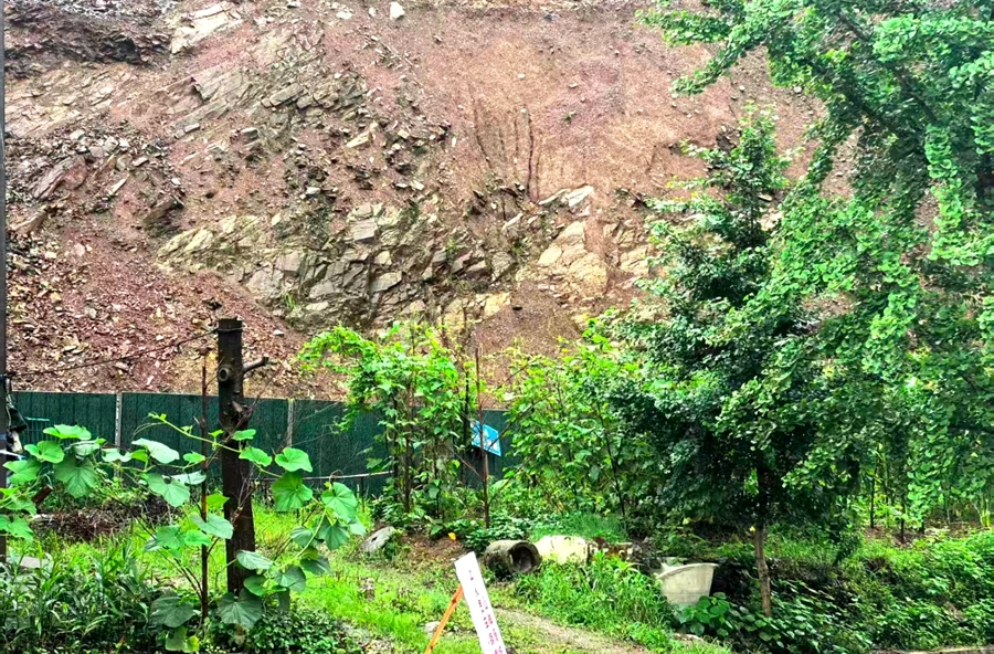 杨溪桥镇：发现一处地灾险情，立即处置确保群众安全