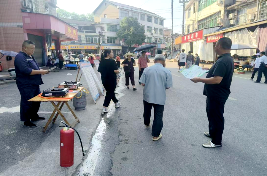 泥窝潭乡：免费更换燃气波纹管 暖心护航困难群众用气安全