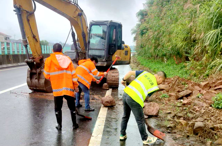 紧盯汛期风险 极速抢险除患——桃源县公路部门扎实筑牢防汛保畅屏障
