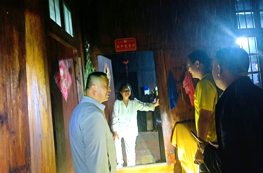 西安镇：深夜开展“敲门行动” 守护辖区群众安全
