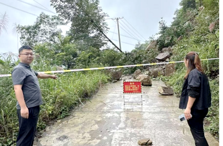 西安镇东安村易家台组成功处置一起山体滑坡险情 未造成人员伤亡