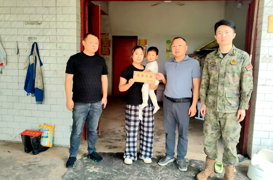 马鬃岭镇：喜送光荣牌   尊崇暖人心