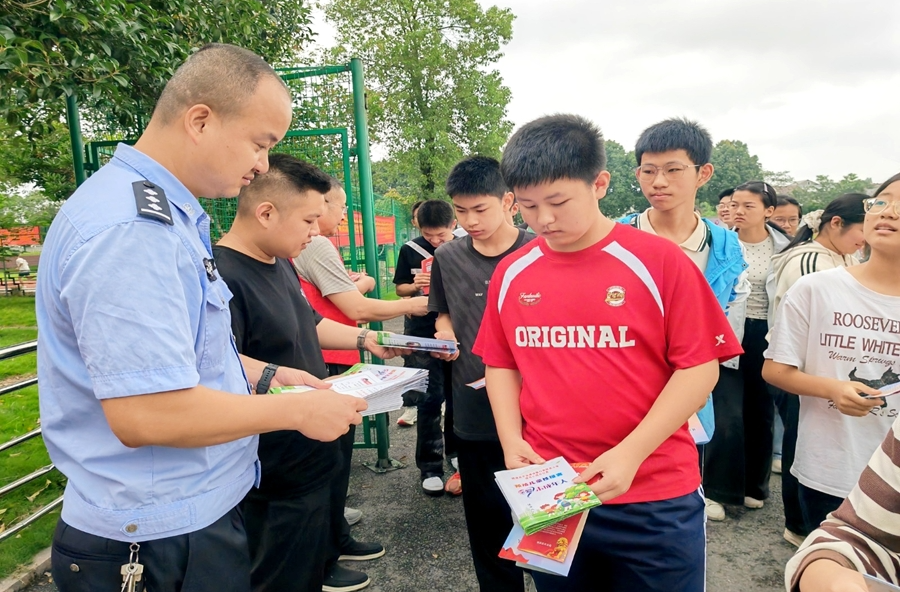 利剑护蕾进校园 平安护航助成长——木塘垸镇开展校园安全教育宣讲活动