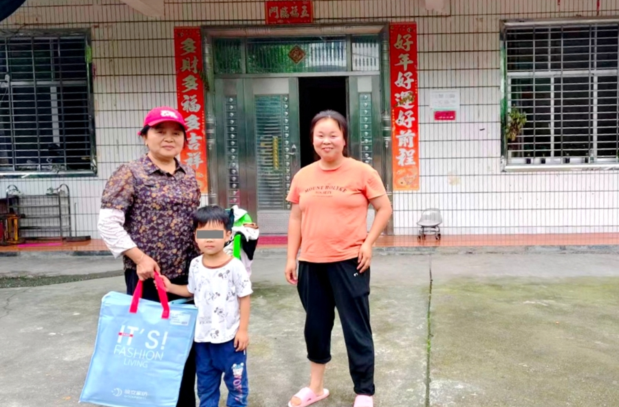 夏日送清凉 关爱暖童心——热市镇开展事实无人抚养儿童专项慰问活动