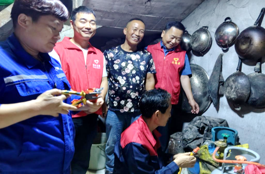 焰火传温情！黄石爱心燃气企业暖心护航励志轮椅女孩逐梦大学