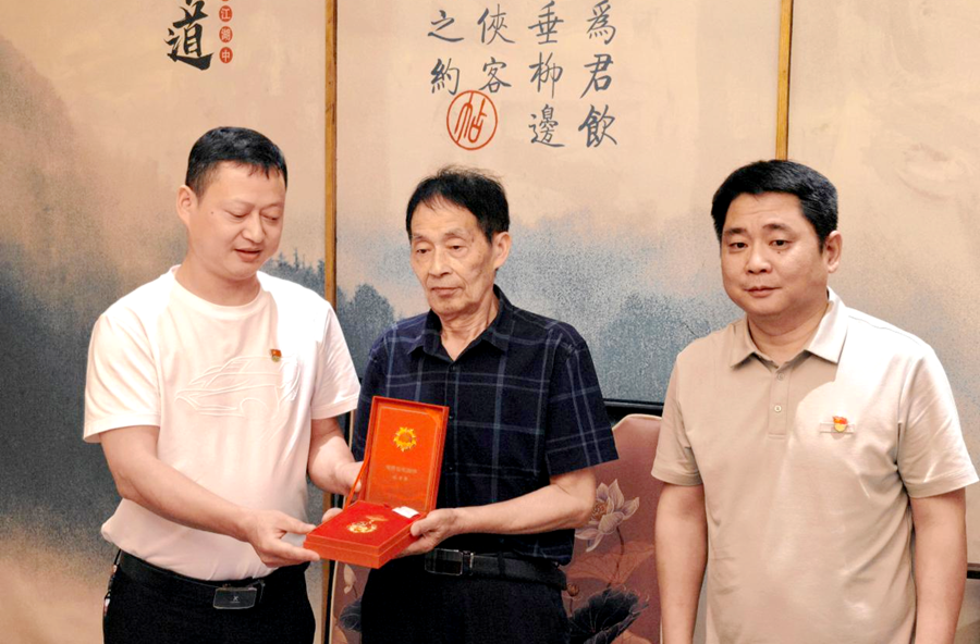 盘塘中心卫生院党支部：致敬五十年党龄 暖心慰问送荣光