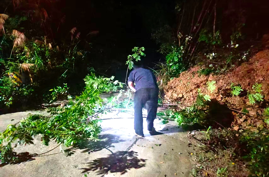 热市镇：闻险而动快速处置 连夜奋战抢通道路