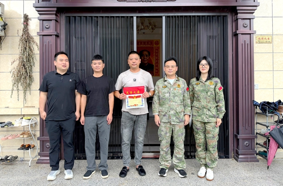 陬市镇：送喜入户暖人心 逐梦军营正当时
