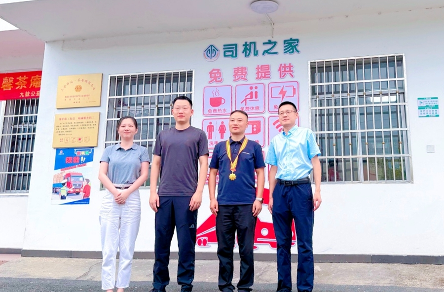 载誉归来话初心——茶庵铺镇党委走访看望全国优秀党务工作者龙兵