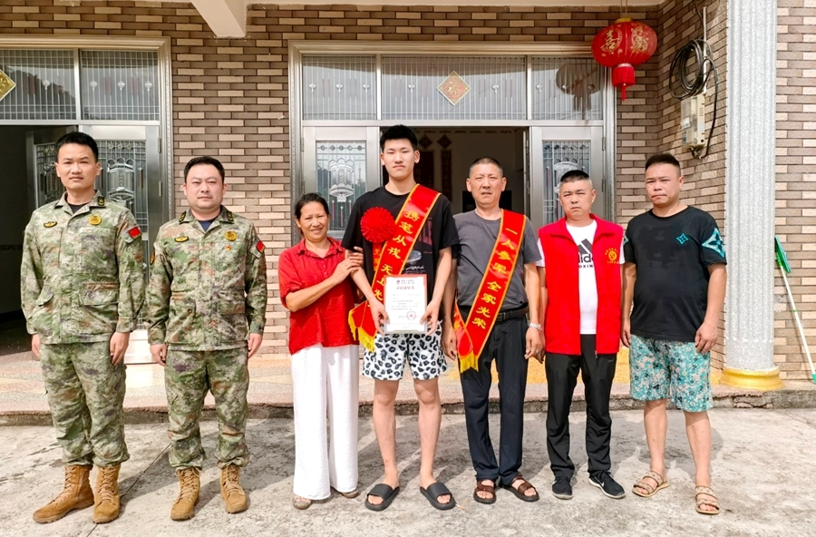 杨溪桥镇：喜讯登门传佳音 青春逐梦向军营