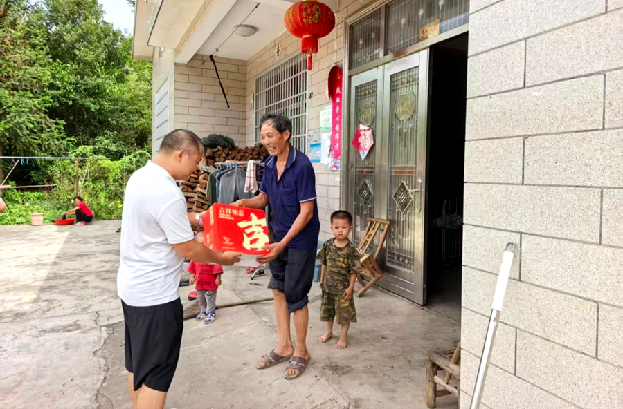 情暖“八一”送关怀 尊崇拥军暖兵心——龙潭镇开展八一建军节慰问物资发放活动