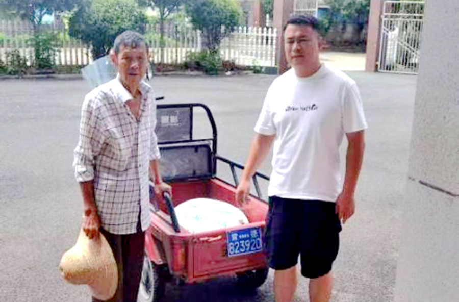 陬市镇新茶庵村：暖心送物资 关怀暖人心