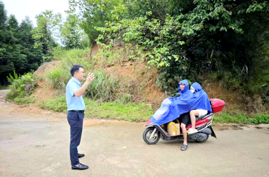 西安镇：巡林劝导齐发力 防汛守安不松懈