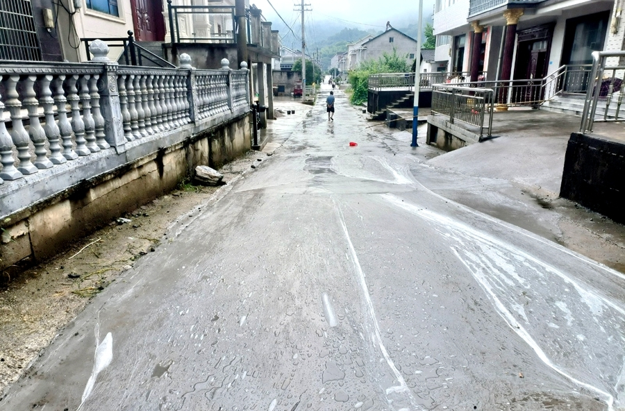 黄石镇：修好便民路，铺就振兴路