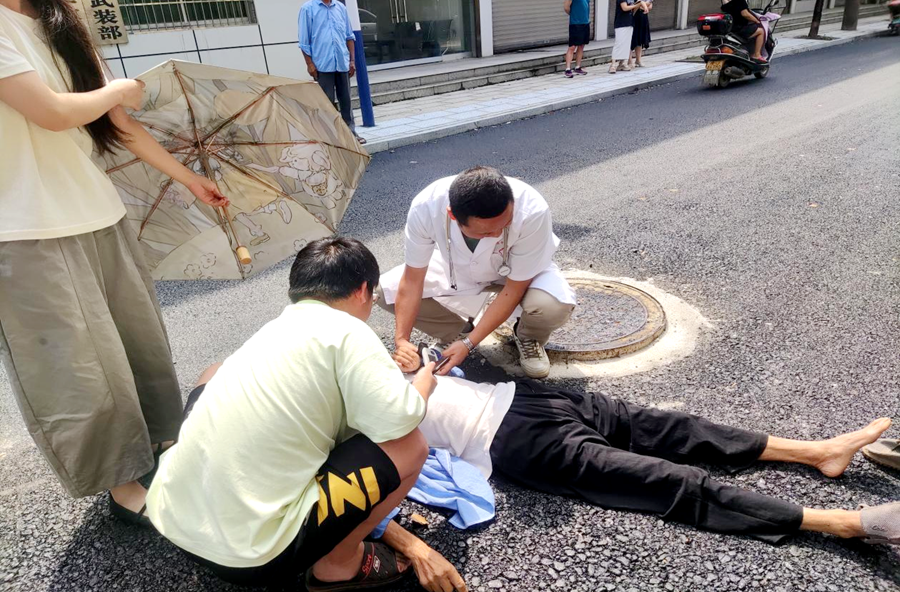 三阳港镇：街头上演暖心救援！多方联手救下倒地患病老人