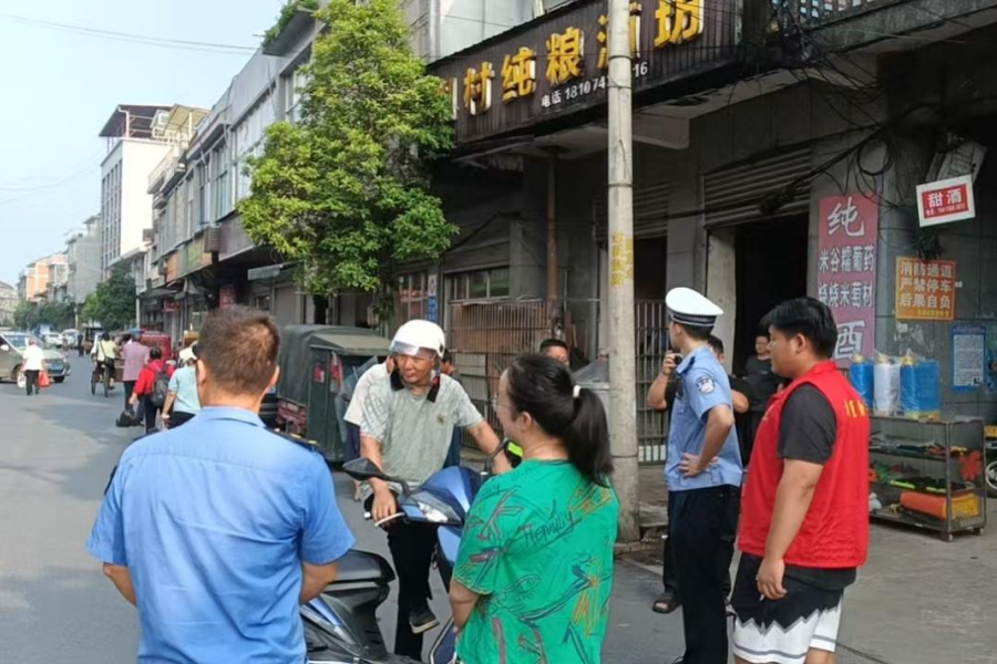漆河镇：赶集日里“戴盔”忙 守好群众出行路