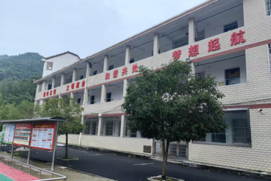 西安镇：“拆窗破网”清隐患 打通生命疏散通道