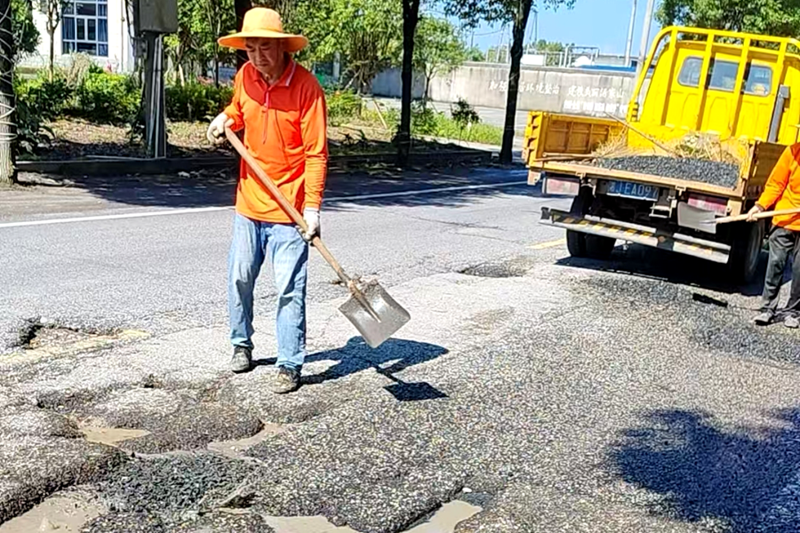 县公路建设养护中心：旧账实办解民忧，破损公路换新颜！