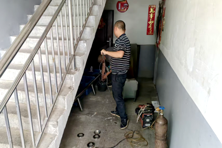 西安镇：楼道增设硬隔离 拧紧安置小区“两电”安全阀