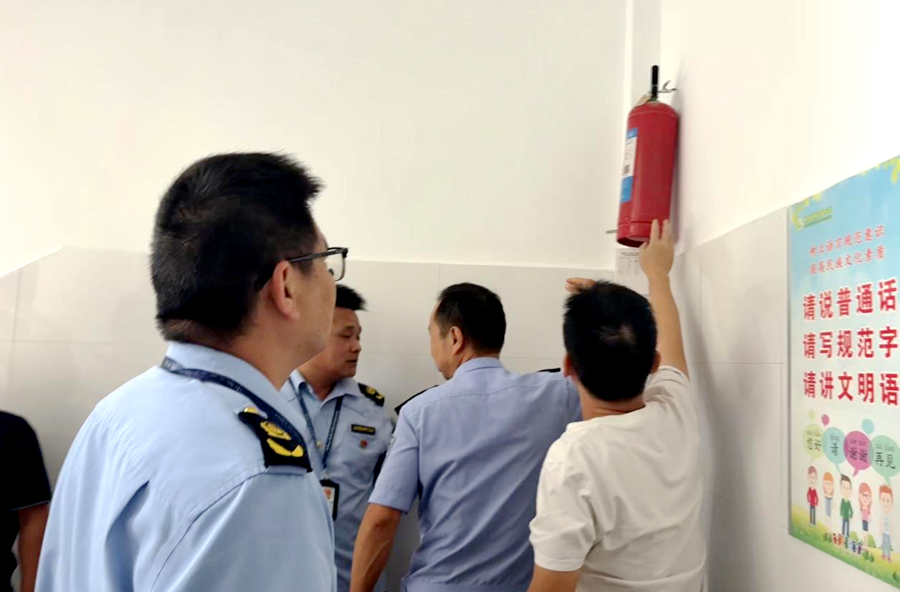 陬市镇：开学季撑起“平安伞”