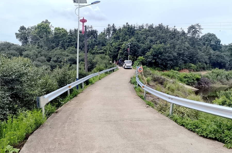 加装防护护栏 筑牢出行平安路——枫树乡开展道路安全隐患整治工作