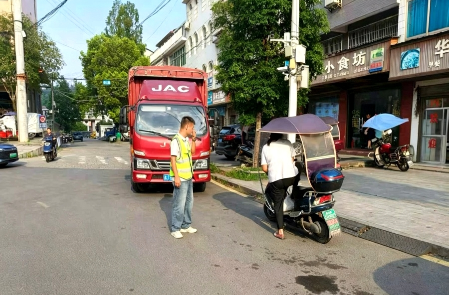 理公港镇开展交通安全劝导 筑牢群众出行安全防线