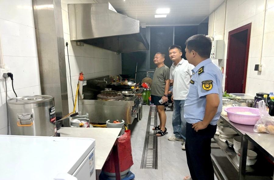 理公港镇：夜巡夜查守平安 拧紧消防安全阀