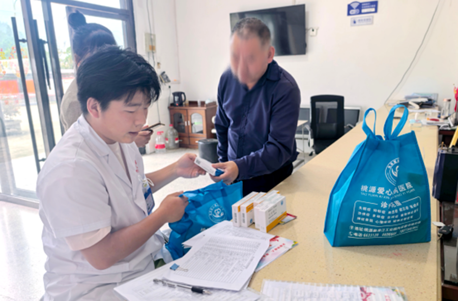西安镇：送药上门解民忧 惠民服务到屋场