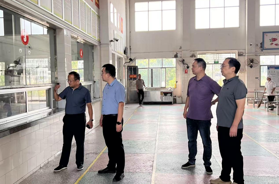 陬市镇：情暖教师节 严把安全关