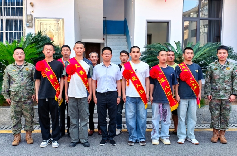 热市镇：严把征兵质量关，欢送新兵踏征程