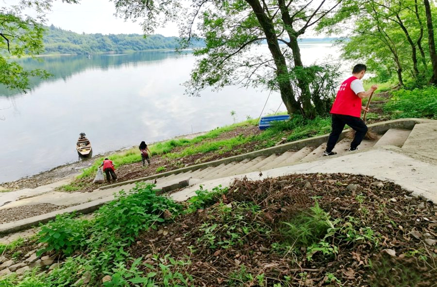 郑家驿镇：同心护碧水 江岸焕新颜