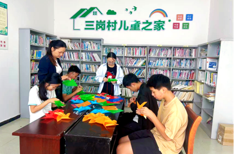 青林乡：巧手制风车，书香伴周末  三岗村儿童之家开展手工主题活动