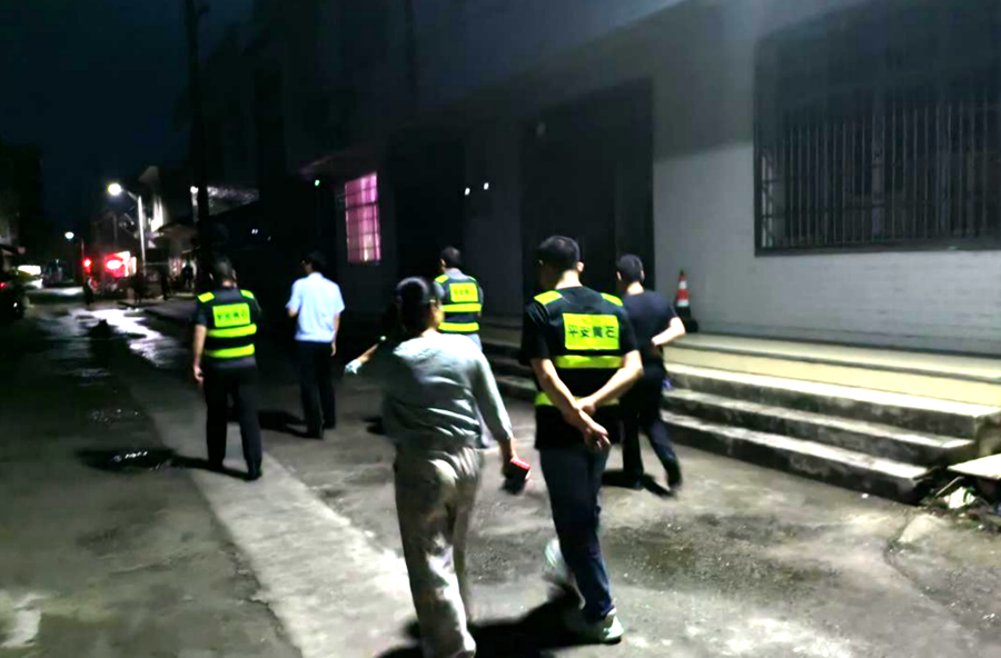 黄石镇平安办开展夜间巡逻 筑牢辖区治安防线