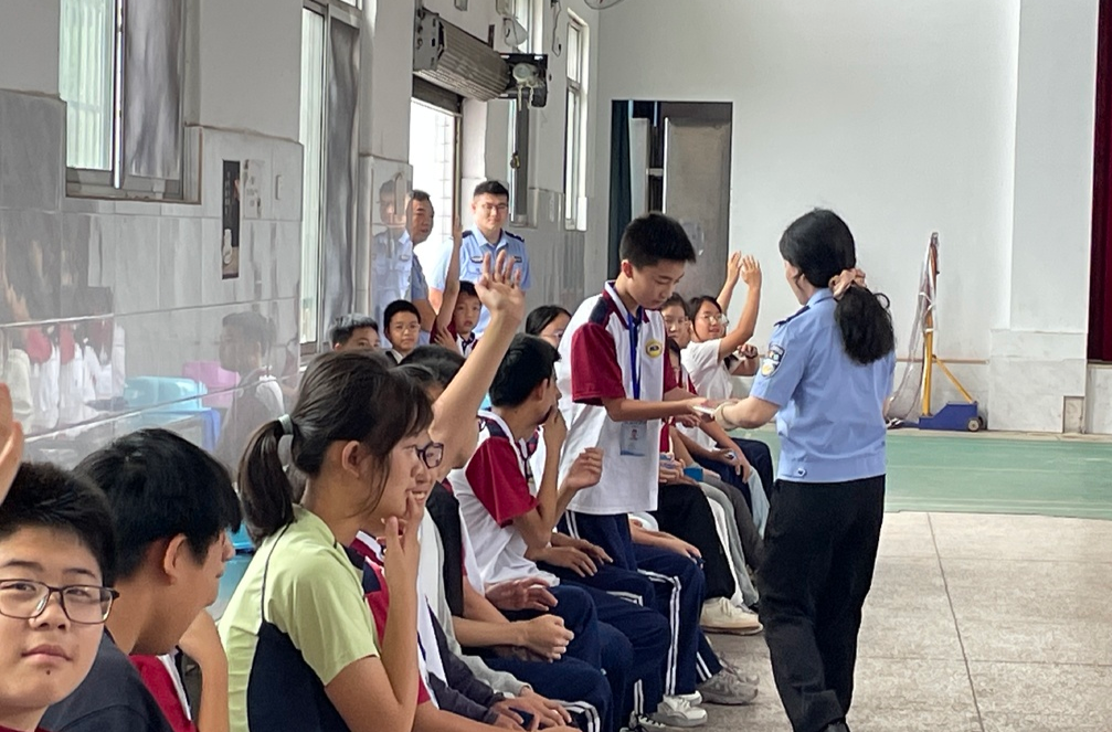 法治阳光照校园 青春与法共成长——桃源县青少年法治宣传教育周集中活动走进盘塘镇中学